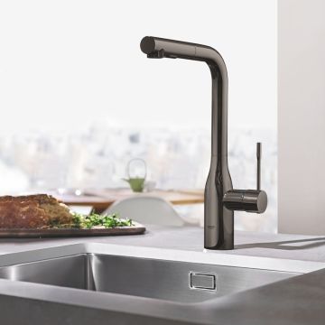 Köksblandare Grohe Essence Brushed Hard Graphite med utdragbar handdusch