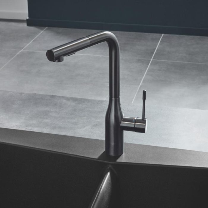 Köksblandare Grohe Essence Brushed Hard Graphite med utdragbar handdusch